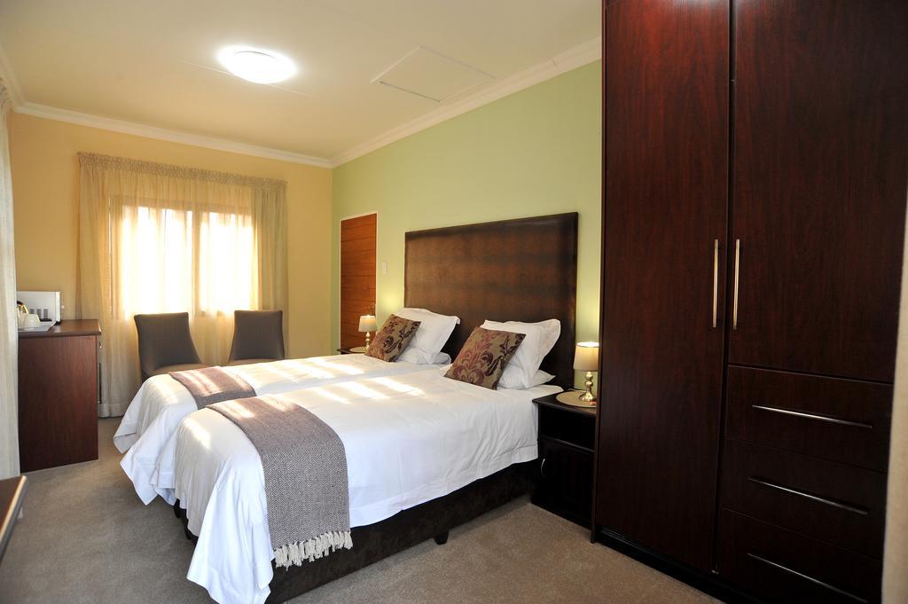 Sunset Manor Guest House Potchefstroom Exterior foto